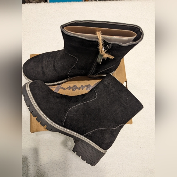 Seven7 Bestie ankle suede boot in black side zipper.  BRAND NEW NWT size 7 - Picture 3 of 6